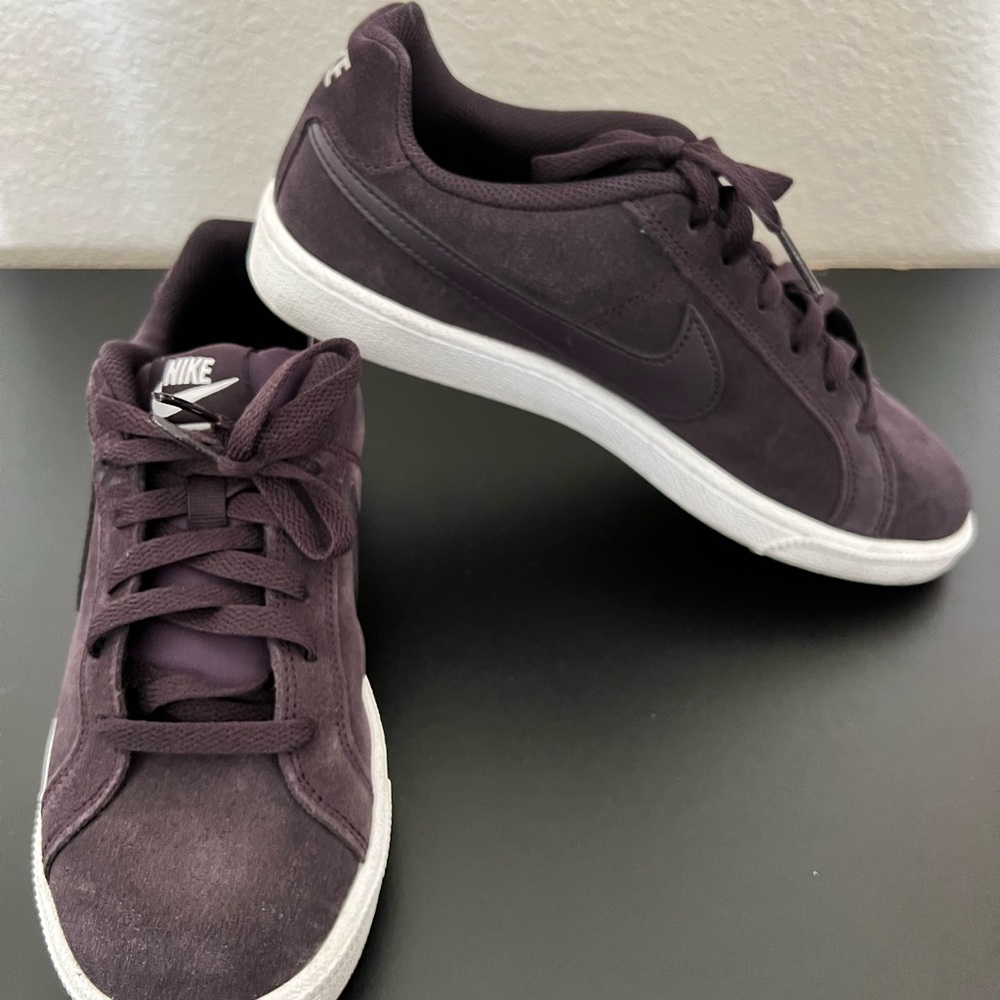 Nike Women’s Purple suede Sneakers sz 8